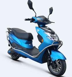 Çin Çelik Çerçeve Pedallı Elektrikli Scooter / Moped 800W Motorlu Katı Momentler 6-8h Şarj Süresi Fabrika